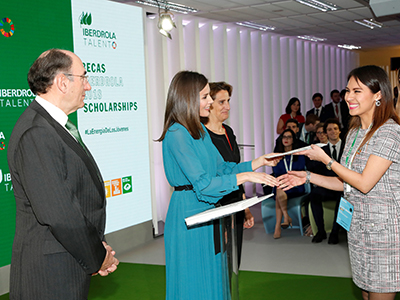 Foto Su Majestad la Reina Doña Letizia entrega las Becas Iberdrola con motivo de la jornada ‘Iberdrola Talento’ 